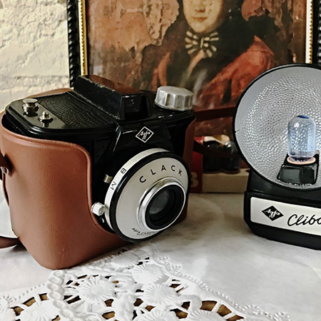 Фотоаппарат Agfa 1960 г. в коричневом чехле со вспышкой