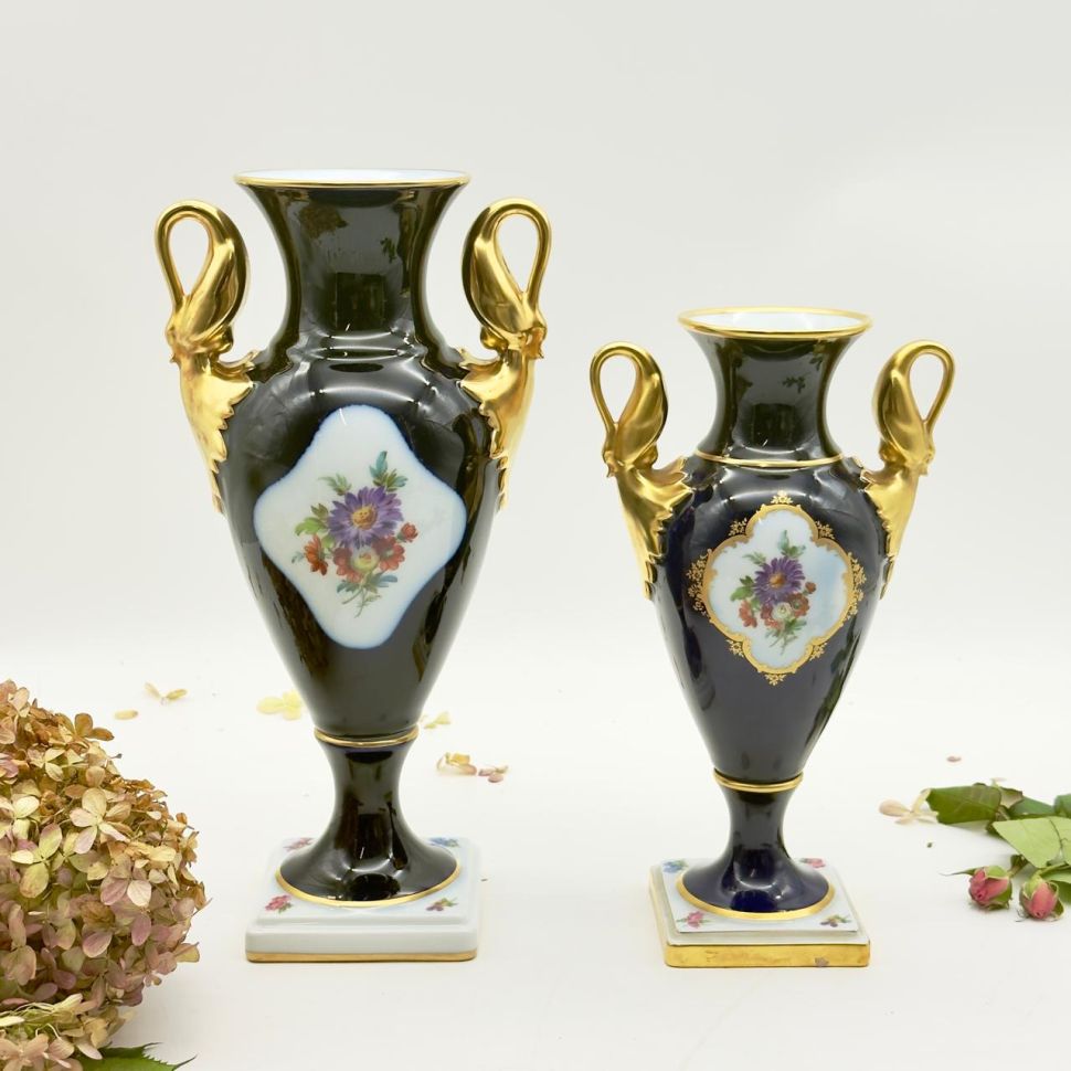 Ваза амфора Лебеди Kaiser Menuett кобальт 29 см Германия