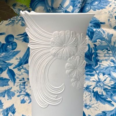 Ваза Kaiser 24 см бисквитный фарфор Германия