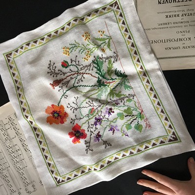 Наволочка с вышивкой крестиком Маки