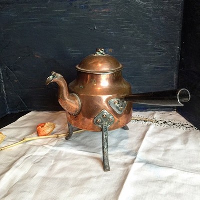 Медный чайник на 3 высоких ножках с крышкой