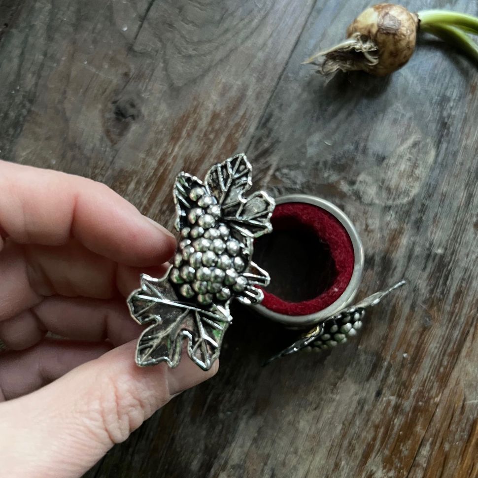 Кольцо для салфетки Виноград 4 см мельхиор