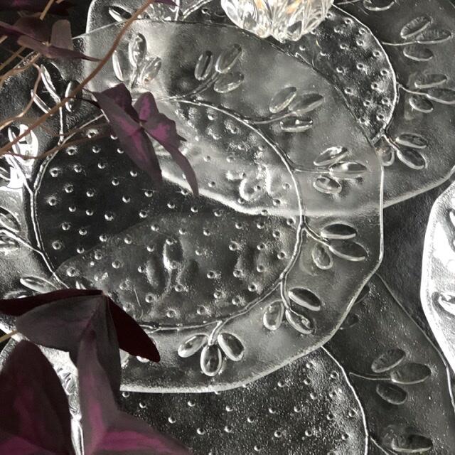 Тарелка плоская 27 см листья и точки