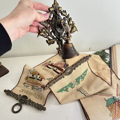 Вышивка сонетка 17х135 см на латунных держателях с колокольчиком