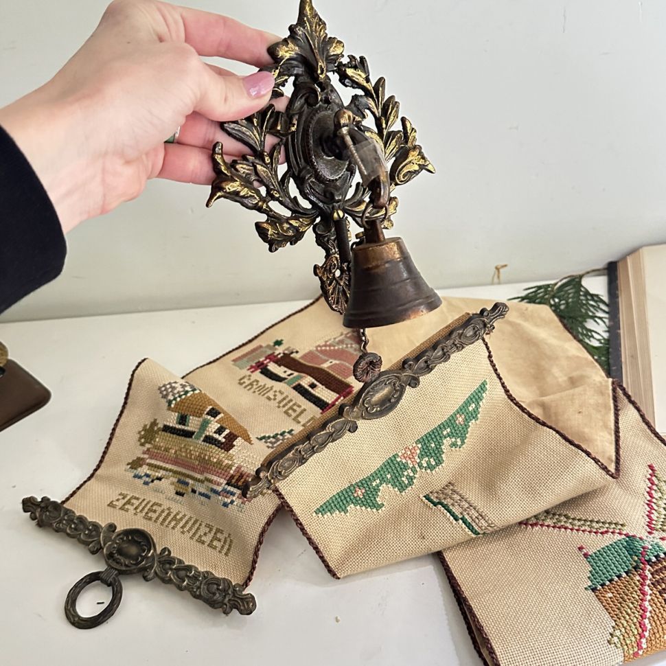 Вышивка сонетка 17х135 см на латунных держателях с колокольчиком