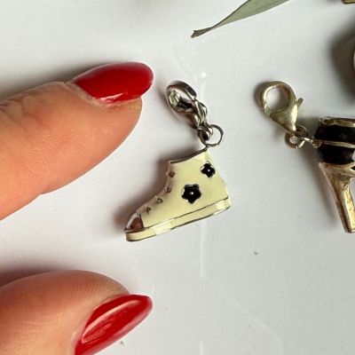 Подвеска шарм Кроссовок белый 2 см в стиле Thomas Sabo 925