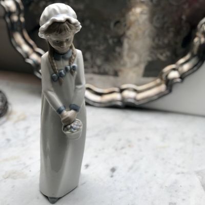 Статуэтка Девочка с корзиной Испания