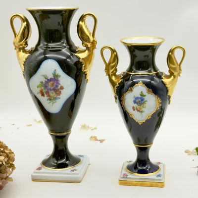 Ваза амфора Лебеди Kaiser Menuett кобальт 24 см Германия