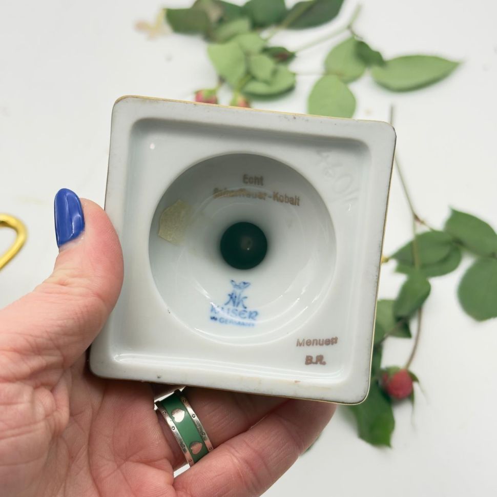 Ваза амфора Лебеди Kaiser Menuett кобальт 24 см Германия