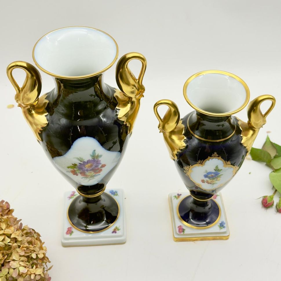 Ваза амфора Лебеди Kaiser Menuett кобальт 24 см Германия