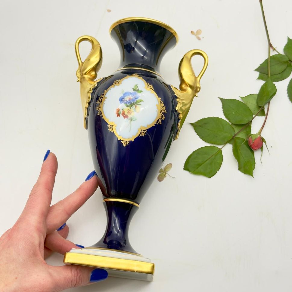 Ваза амфора Лебеди Kaiser Menuett кобальт 24 см Германия