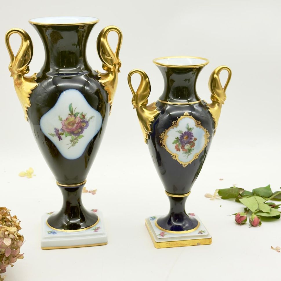 Ваза амфора Лебеди Kaiser Menuett кобальт 24 см Германия