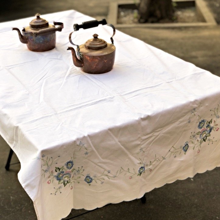 Скатерть с голубой вышивкой