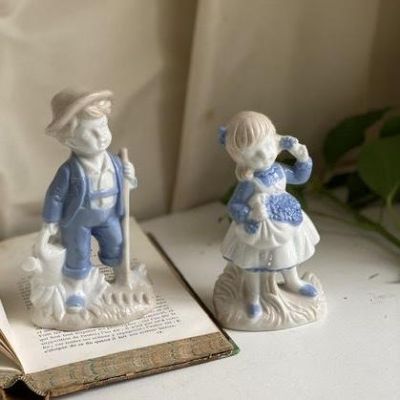 Статуэтка 13 см Девочка с корзинкой фарфор (без клейма)