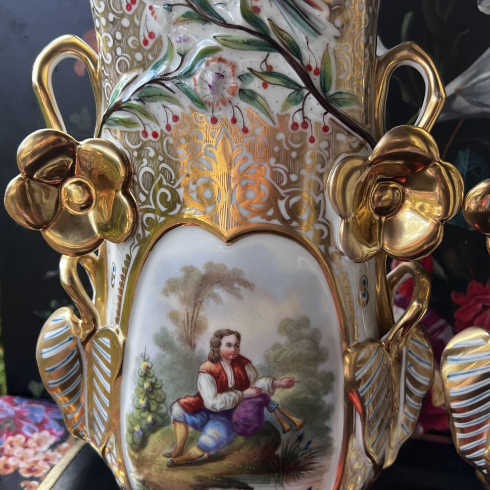 Ваза парная Кавалер 40 см фарфор Арнуво Франция 1880 г.