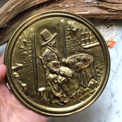 Подвес Дама в кафе латунь