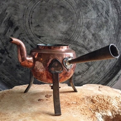 Медный чайник на 3 высоких ножках