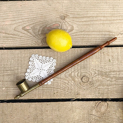 Тушитель для свечи с деревянной ручкой