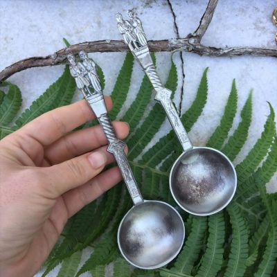 Ложка оловянная с парными фигурами на ручке