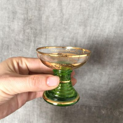 Рюмка с золотым рисунком на зеленой ножке, Германия