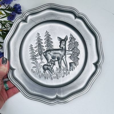 Тарелка Олениха с олененком олово 23 см