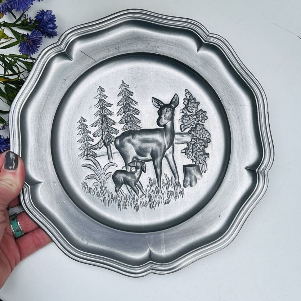 Тарелка Олениха с олененком олово 23 см