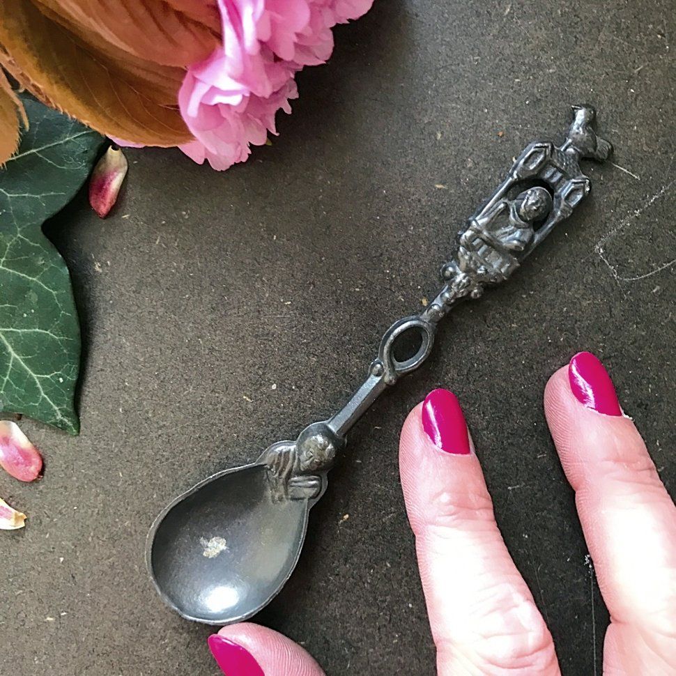 Ложка чайная с объемным сюжетом на ручке олово