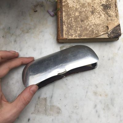 Очечник ретро металл гравировка царапины ржавчина