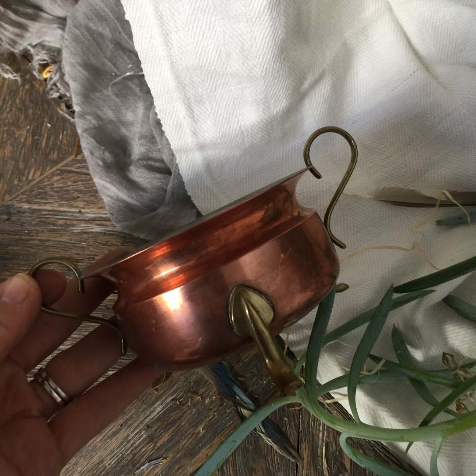 Сахарница медная на 3-х ножках