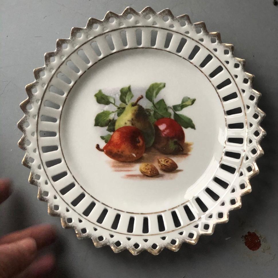 Тарелка 18 см с ажурным краем Груши Орех фарфор без клейма