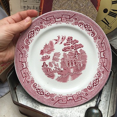 Тарелка красная Willow Gibson&Sons легкий кракелюр глазури