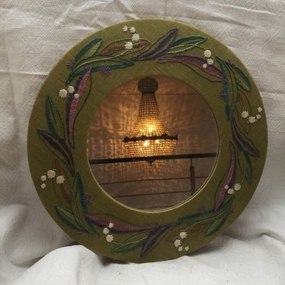 Зеркало в круглой вышитой раме