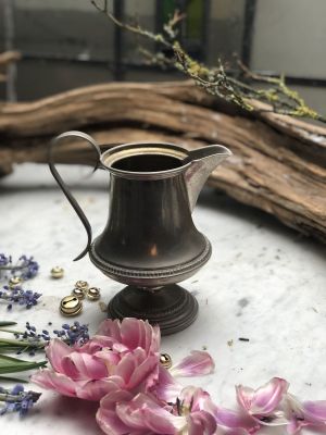 Молочник в классическом стиле