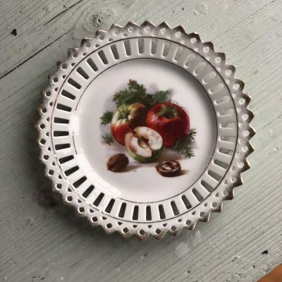 Тарелка 18 см с ажурным краем Яблоки фарфор без клейма 