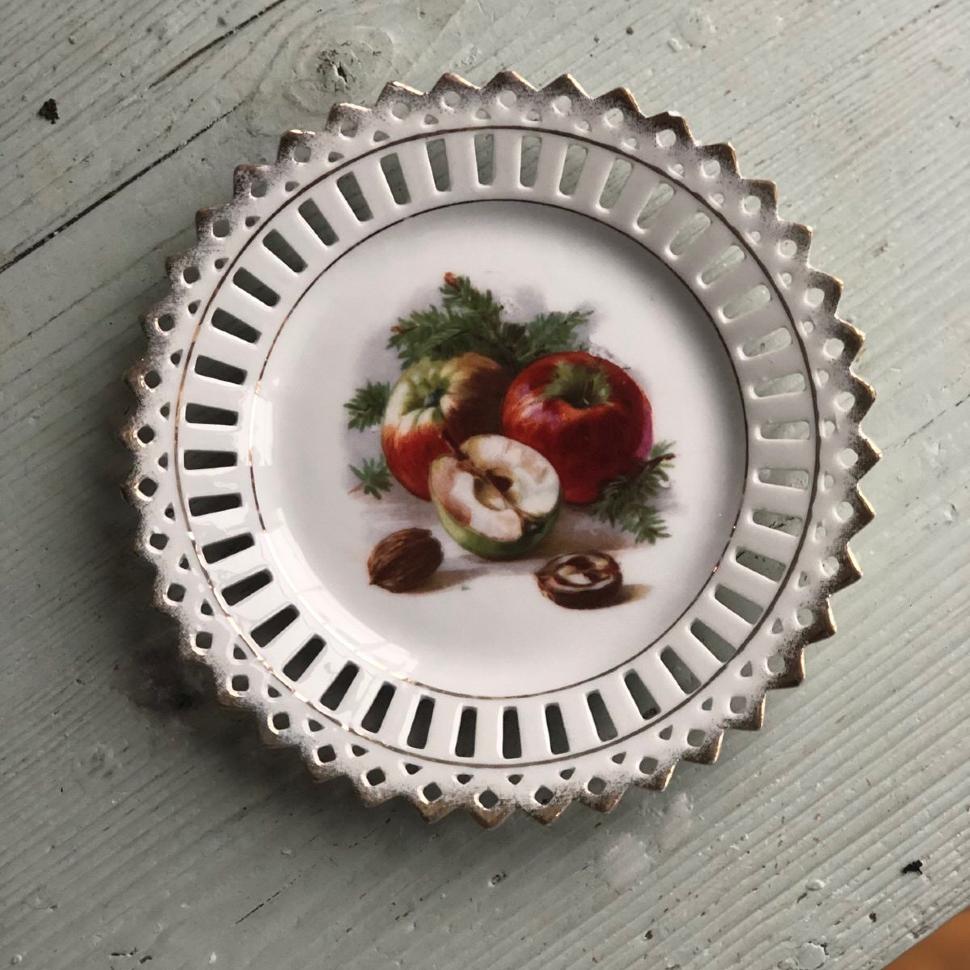 Тарелка 18 см с ажурным краем Яблоки фарфор без клейма 