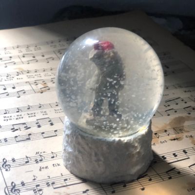 Статуэтка снежный шар Гном в красном колпаке