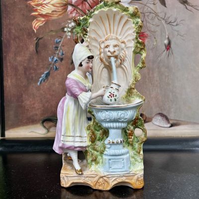 Ваза статуэтка Девушка у фонтана 23 см бисквитный фарфор Франция