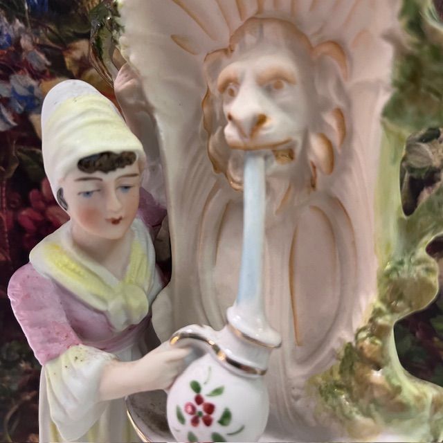 Ваза статуэтка Девушка у фонтана 23 см бисквитный фарфор Франция