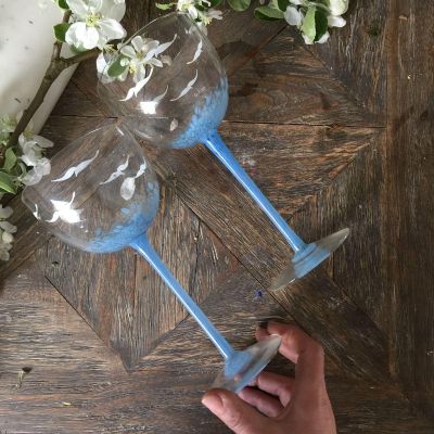 Большой бокал для вина на высокой голубой ножке, бело-голубой рисунок