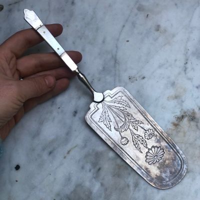 Лопатка для торта 23 см с ручкой перламутр мельхиор