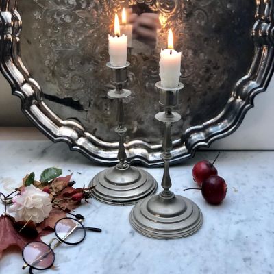 Подсвечник тонкий белый металл