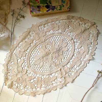 Салфетка овальная с цветами