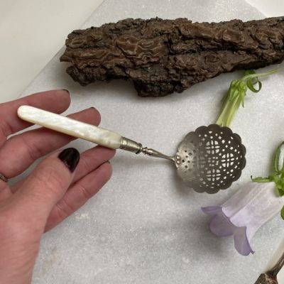 Ложка половник ситечко 14 см с перламутровой ручкой (бакелит)