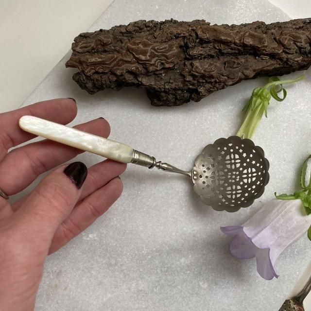 Ложка половник ситечко 14 см с перламутровой ручкой (бакелит)