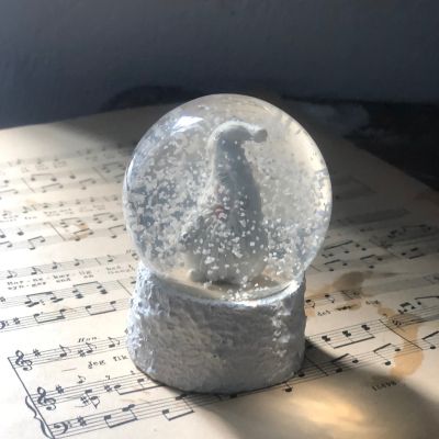 Статуэтка снежный шар Гном в белом колпаке