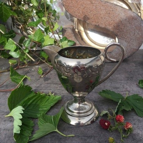 Молочник на ножке Швеция