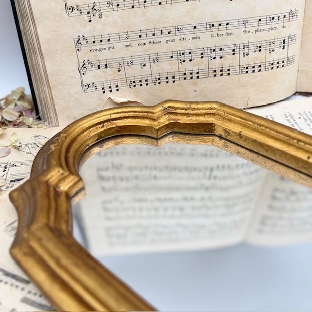 Зеркало в деревянной раме 59х21см