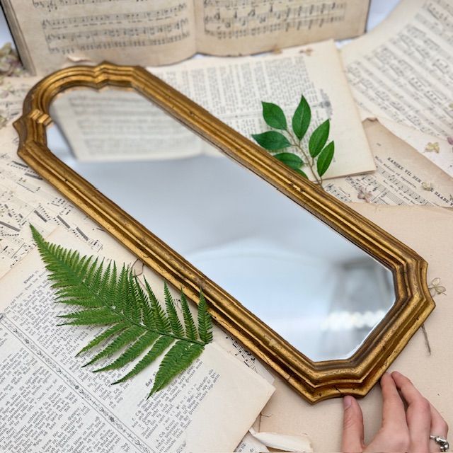 Зеркало в деревянной раме 59х21см