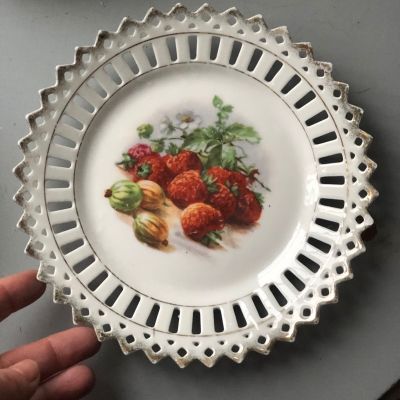 Тарелка 18 см с ажурным краем Крыжовник Малина фарфор без клейма 