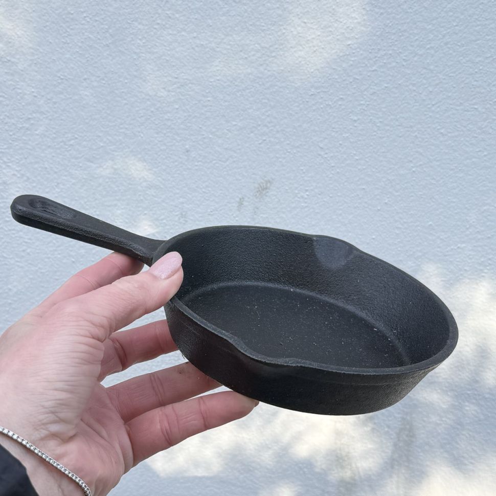 Сковорода с 2 сливами 16 см чугун